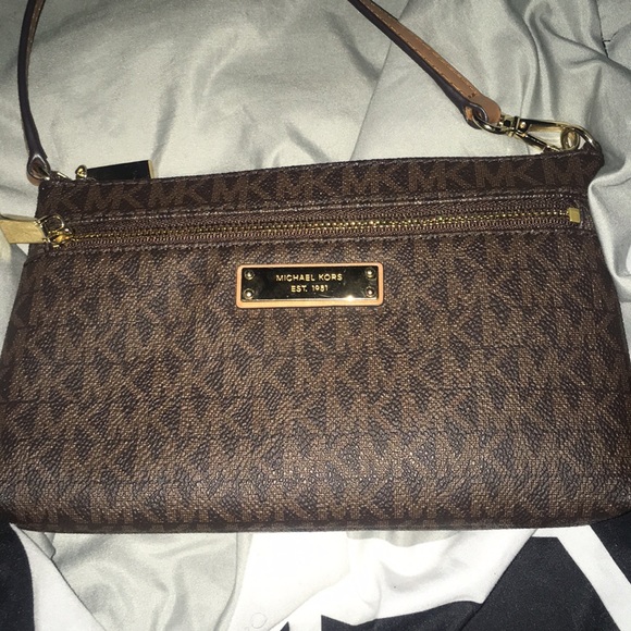 A Michael kors Hand bag for on the go .. - Picture 1 of 1